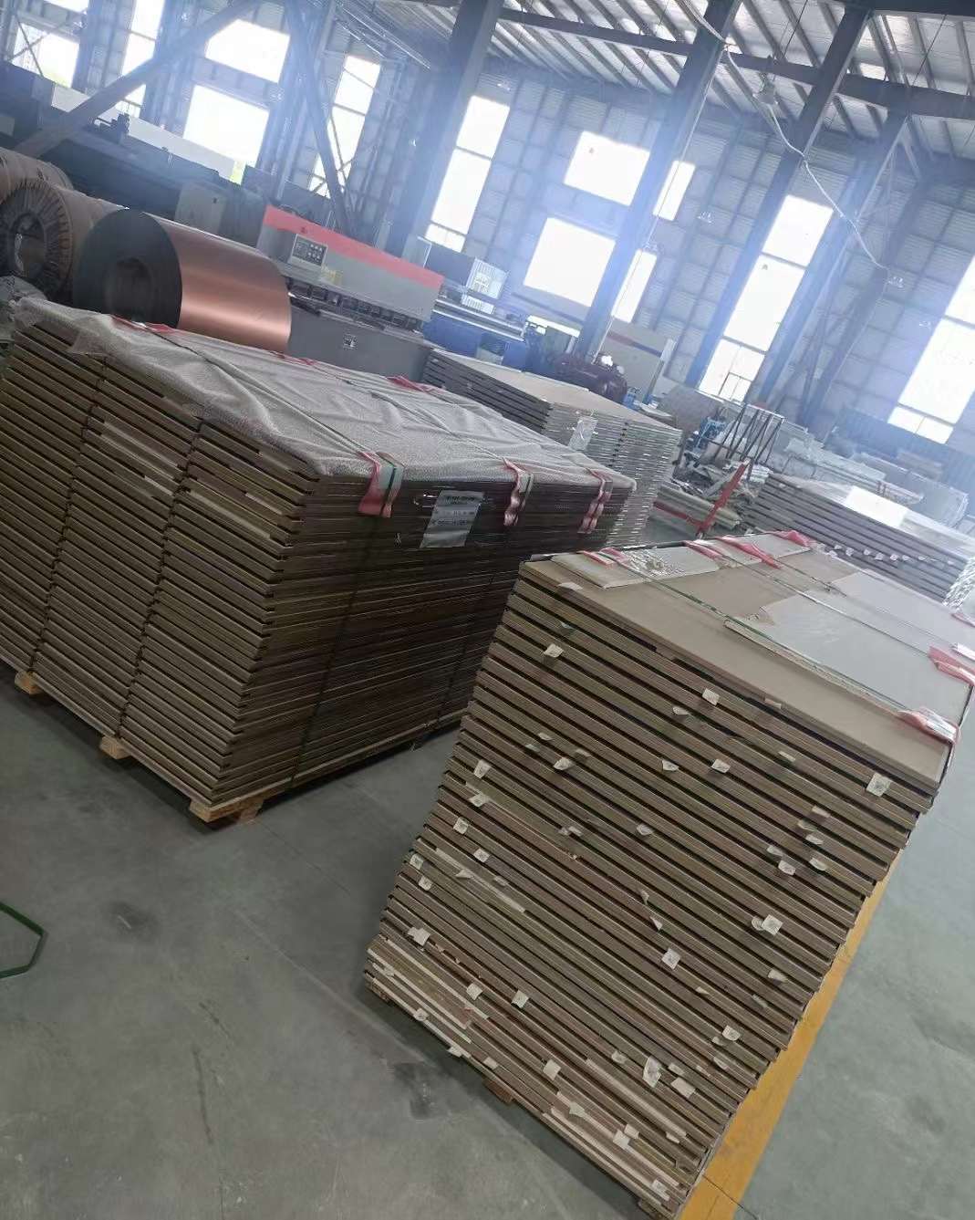 5000平米木紋鋼板，加班趕工中……………